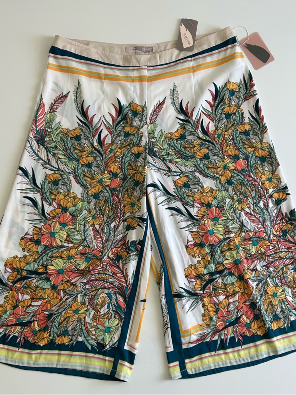 NWT Forever 21 Floral Capris - M